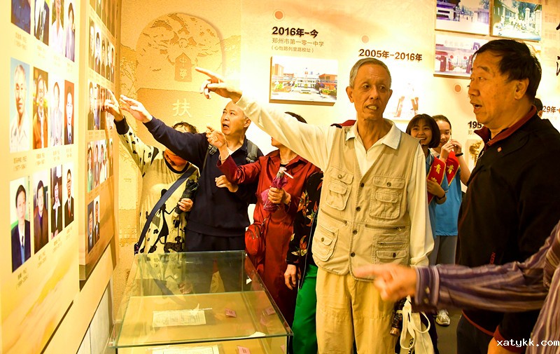 1568624432312281.jpg 2参观校史馆.jpg