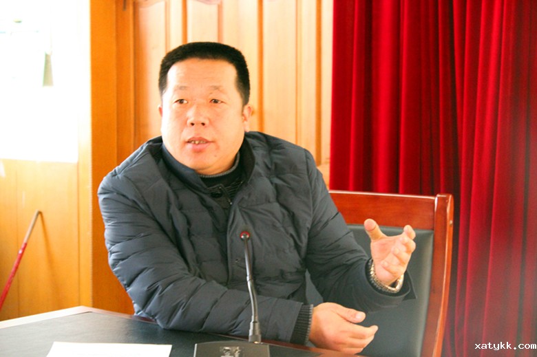 郑州101中学校长李国喜在会上做《2017，做有未来的教育》报告