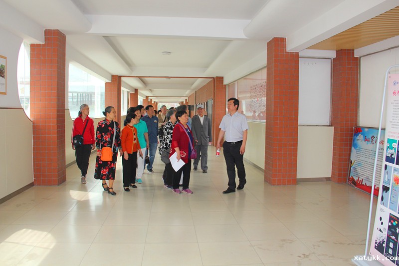 1557909535963782.jpg 3老校友参观教学楼.JPG