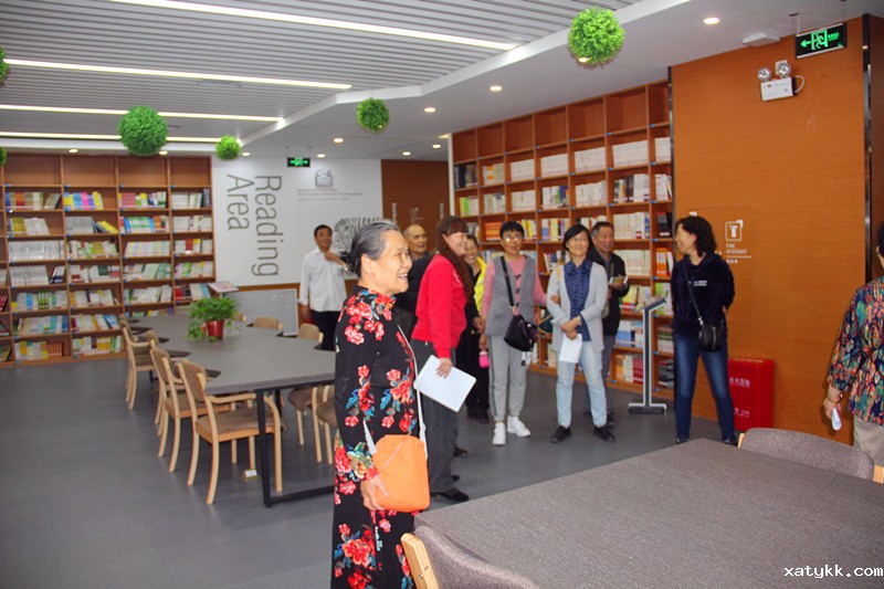 1557909548471068.jpg 4老校友参观图书馆.JPG