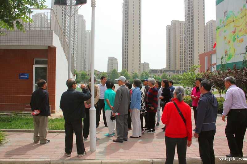 1557909561121698.jpg 5校友们参观校园.JPG