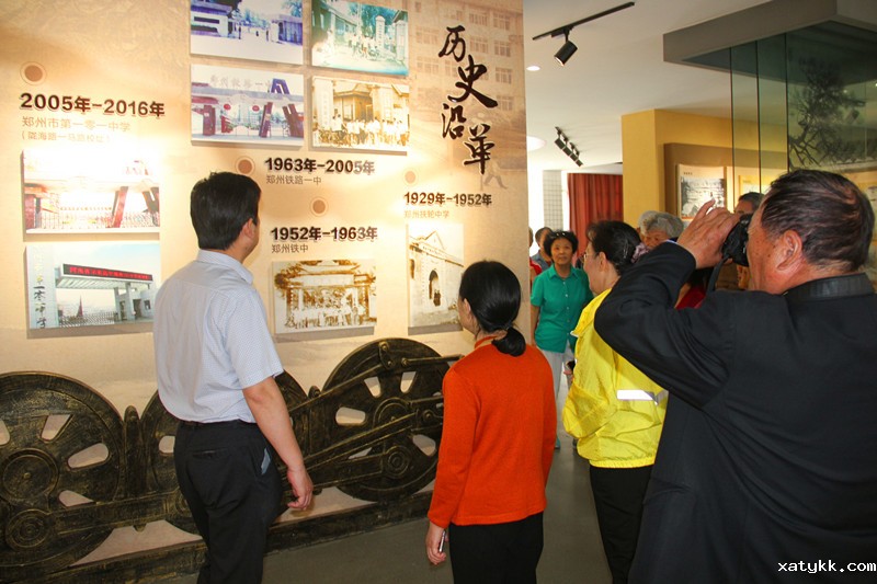 1557909570530108.jpg 6校友参观校史馆.JPG