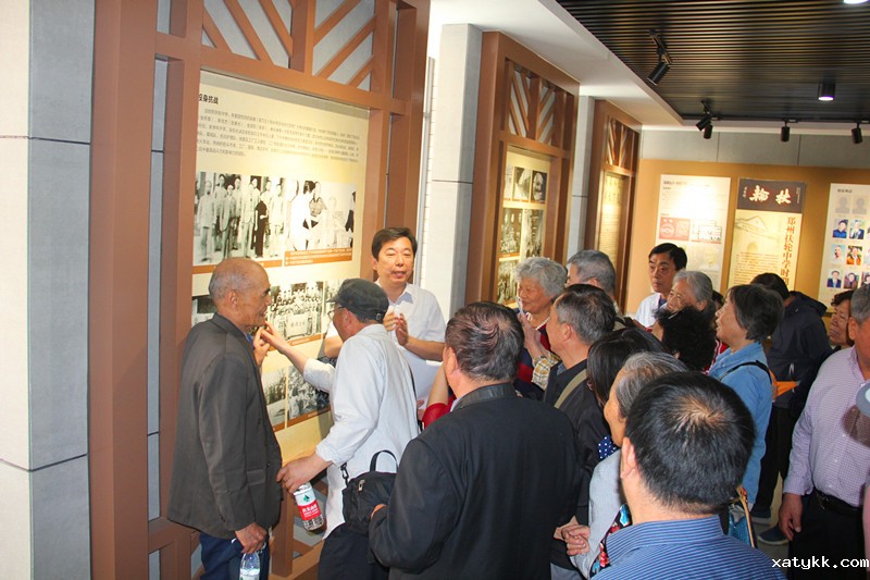 1557909604133523.jpg 7副校长张超为大家讲解校史.JPG