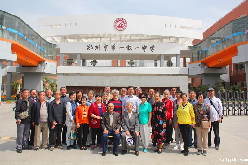 1557909616520297.jpg 8校友们合影留念.JPG