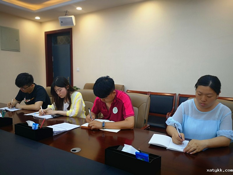 1560415458127516.jpg 4支部委员认真记录.jpg