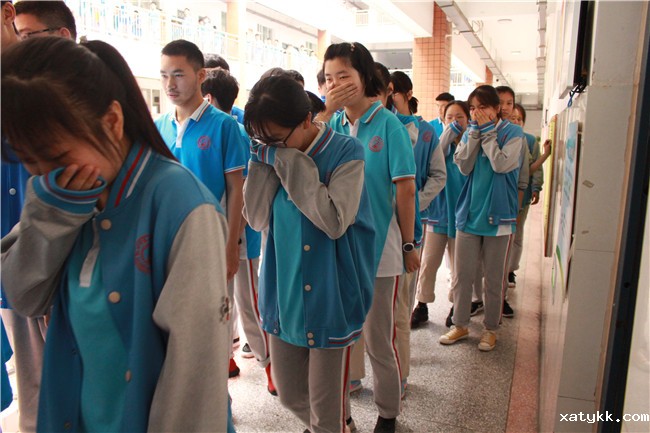 1561104572140868.jpg 2学生捂鼻快速撤离.jpg