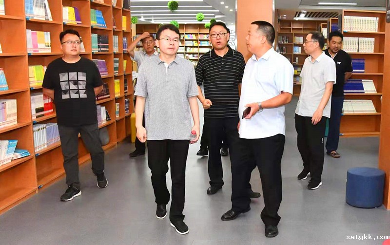 1564112944397398.jpg 3校友于涵参观图书馆.jpg