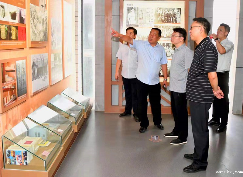 1564112958353549.jpg 4校友于涵参观校史馆.jpg