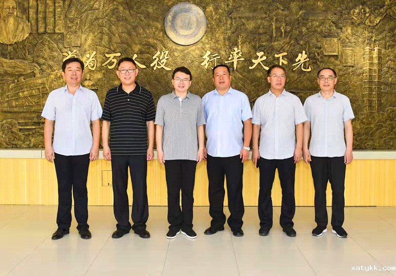 1564112969772377.jpg 5校友于涵与校领导合影留念.jpg