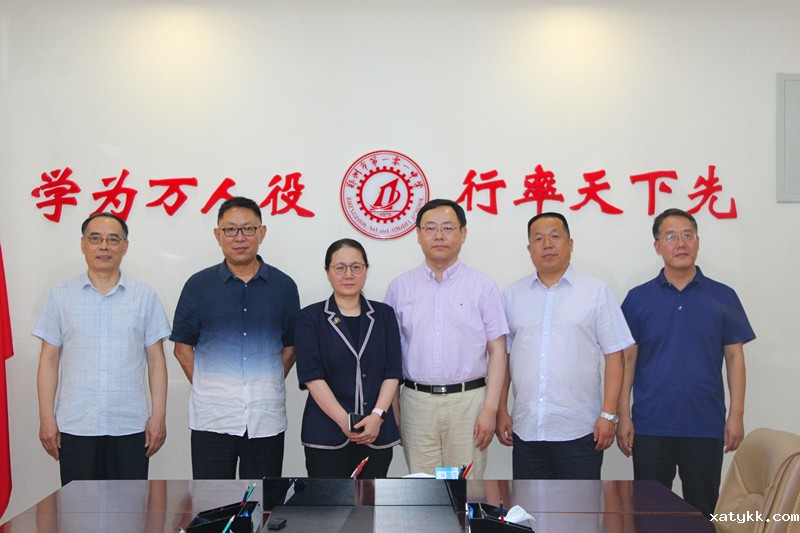 2朱惠娟 张晓军与校领导合影留念.JPG