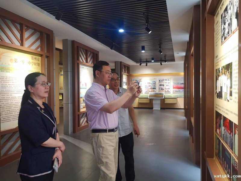3朱惠娟 张晓军参观校史馆.jpg