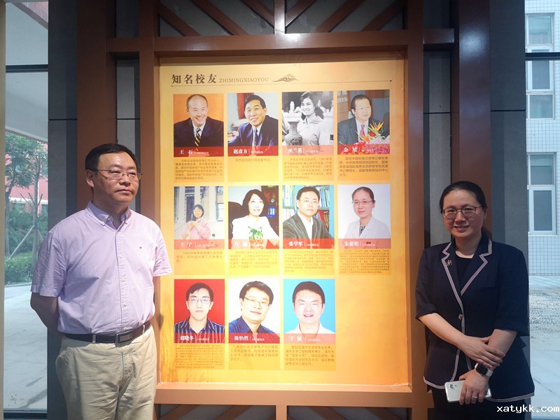 4校友与校友的合影.jpg