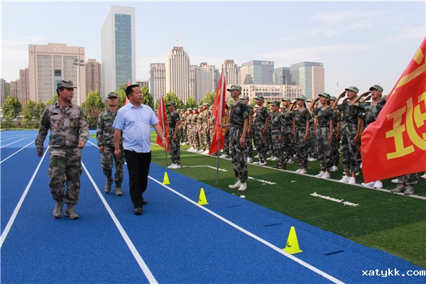 1566197581139057.jpg 2李国喜校长进行军训检阅.jpg