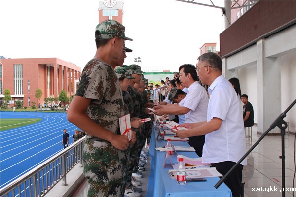 1566197633293519.jpg 7校领导为优秀标兵颁奖.jpg