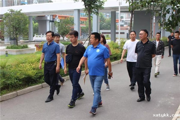 1566876527264602.jpg 1学校领导带领检查组参观校园.jpg