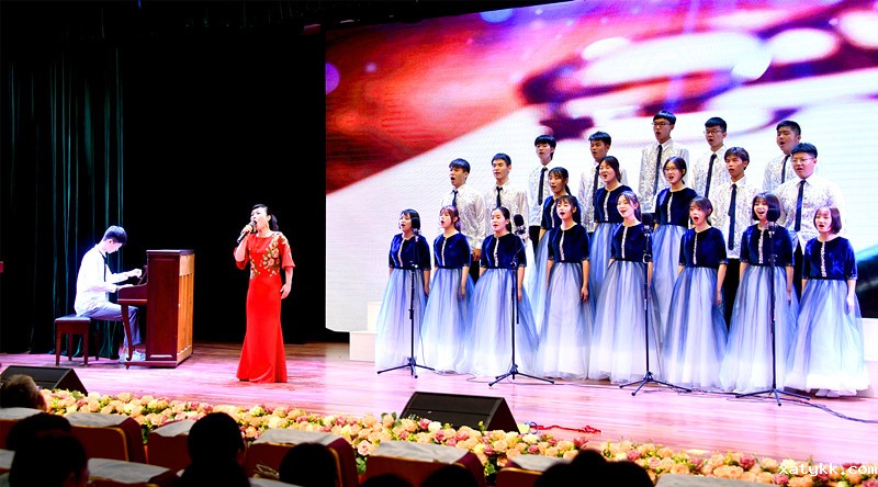 1568103657402820.jpg 10 献给老师的歌曲.jpg