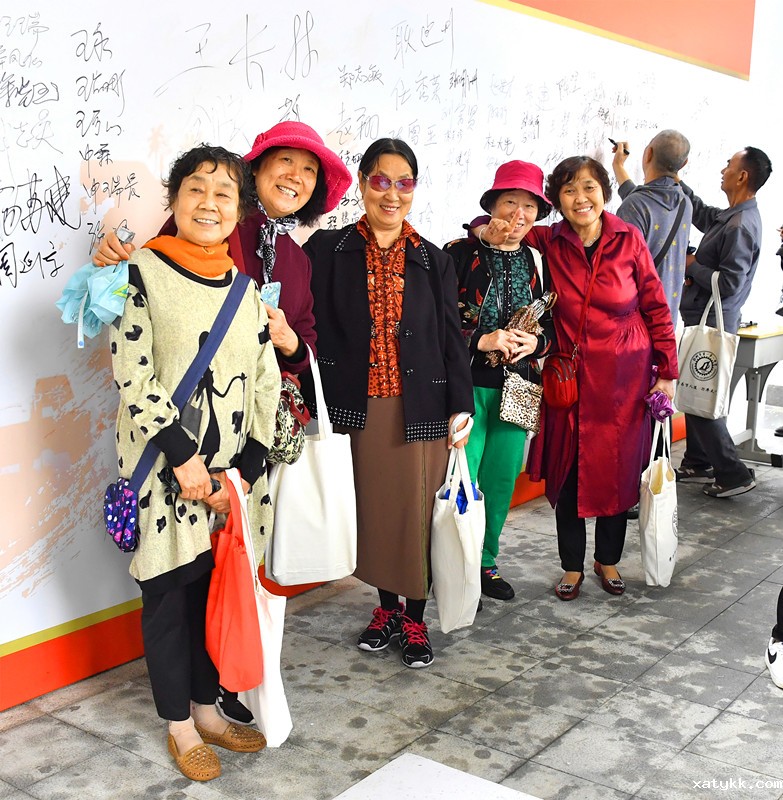 1568624426302040.jpg 1签名墙前留念.jpg