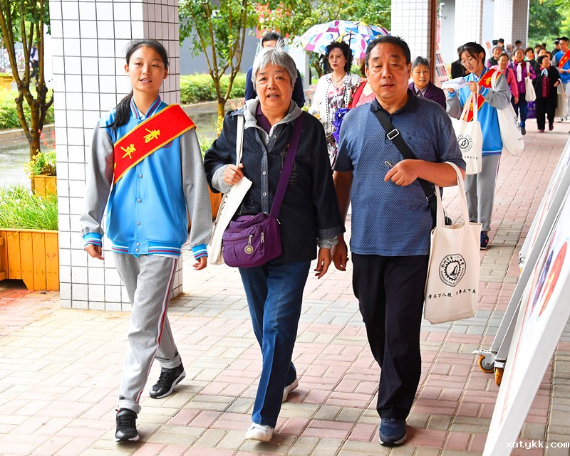 1568624443583510.jpg 3 热情的小校友.jpg