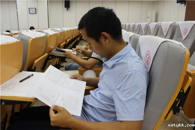 1569396608122154.jpg 6班主任老师认真阅读运动会注意事项.jpg