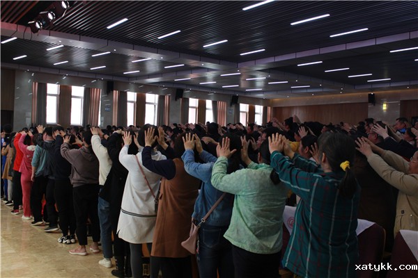 1572331741138949.jpg 4、积极参与热身互动.jpg