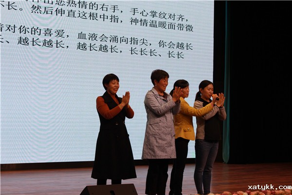 1572331830114214.jpg 8、积极上台体验赞美的力量.jpg