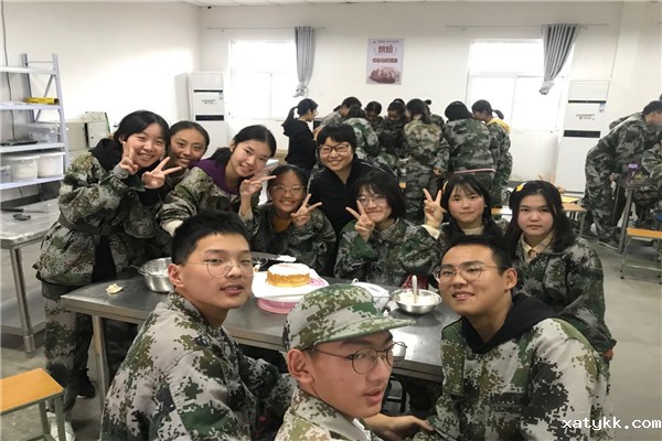 1572423788306042.jpg 1、刘霁华老师参与蛋糕制作.jpg