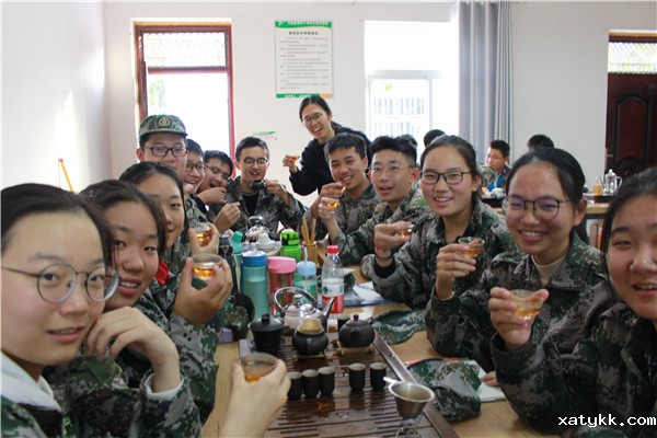 1572423829108496.jpg 4、孟敏老师与学生一起开心品茶.jpg