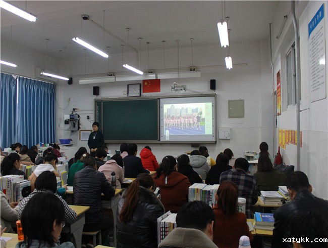 1574642196253930.jpg 2、班主任介绍开学来学生表现.jpg