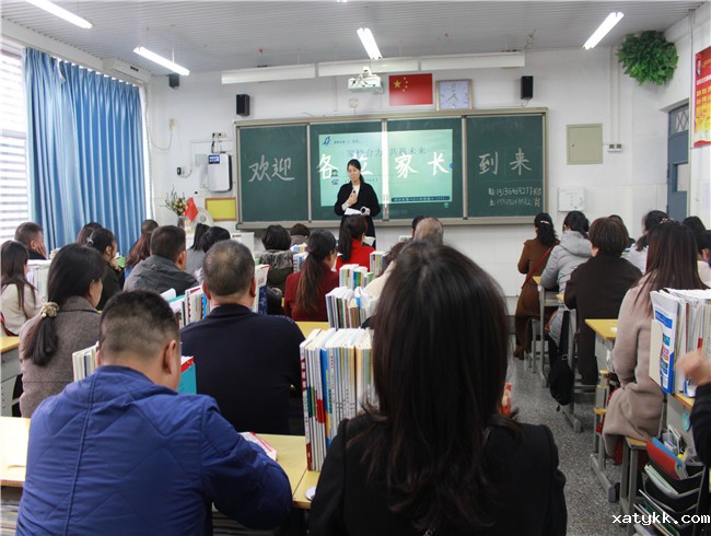 1574642305816441.jpg 6、英语老师进行成绩分析.jpg