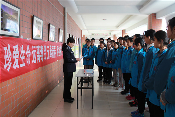 1574926598801079.jpg 2、张科长给同学们讲解禁毒知识.jpg