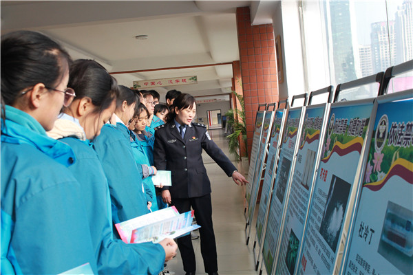 1574926782744277.jpg 4、为大家讲解展板内容.jpg