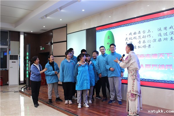 1575597621170750.jpg 6、同学们上台学唱《卷席筒》.jpg