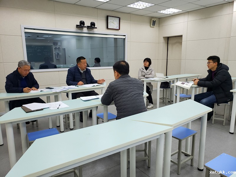 1575855558104451.jpg 2.学校领导和技术组教师集体教研.jpg