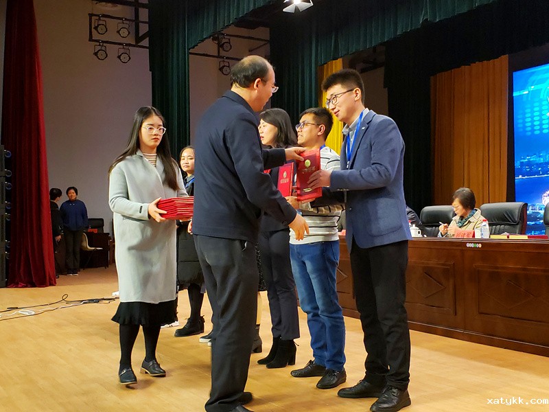 1575855629309699.jpg 9.教育部普通高中通用技术课程标准组组长顾建军教授给李晓庆老师颁奖.jpg