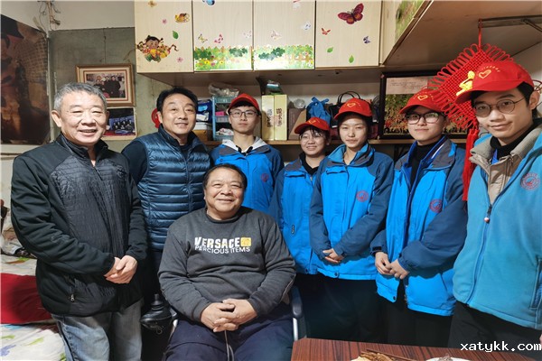 1576829533257674.jpg 1、志愿者与老人合影.jpg