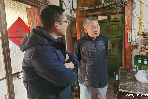 1576829606123152.jpg 3、团委陈波书记与老校友交流老人身体情况.jpg