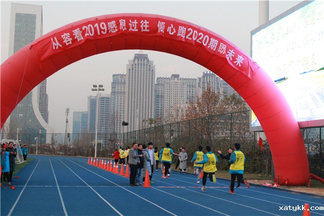 1578018869733261.jpg 8校领导在终点等待大家归来.jpg