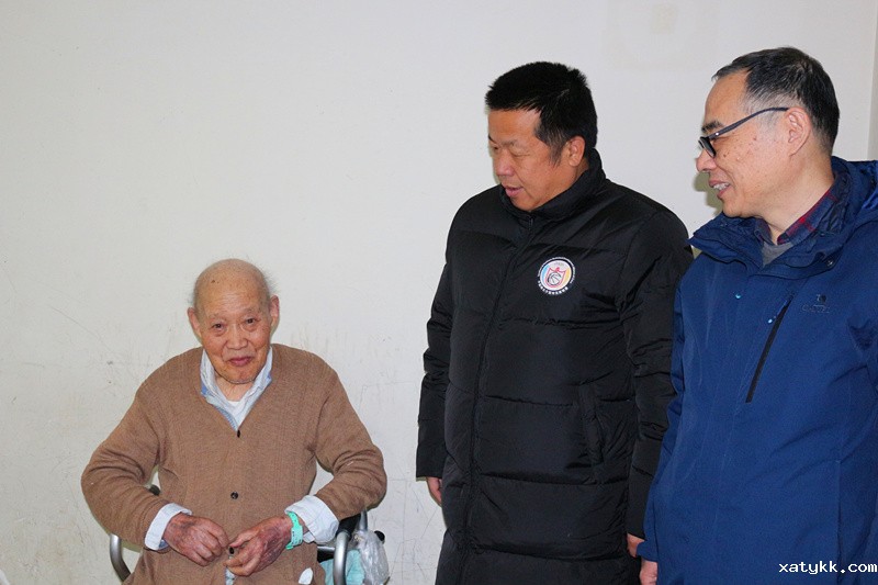 1578913685119645.jpg 1校领导看望离休教师张玉璞老师.JPG