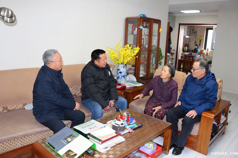 1578913702147599.jpg 2校领导看望离休教师裴元佑老师.JPG