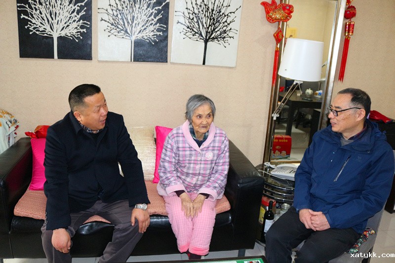 1578913712134990.jpg 3校领导看望离休教师冯毓燕老师.JPG