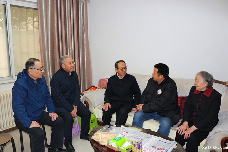 1578913721120196.jpg 4校领导看望学校老干部李道熙同志.JPG