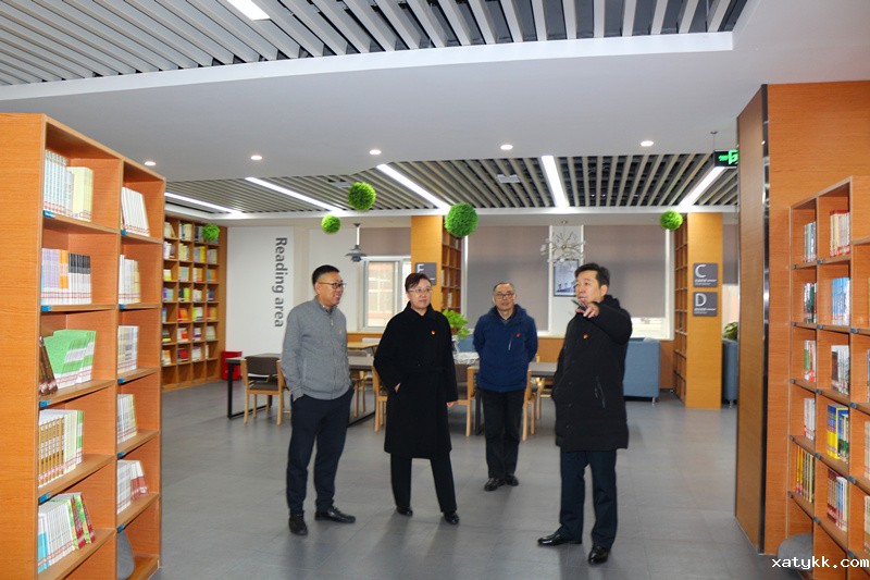 4考核组领导参观学校图书馆.JPG