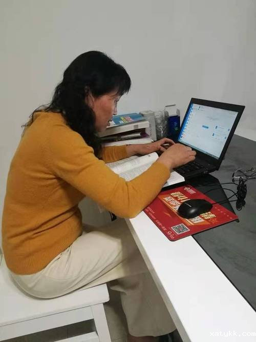 1581605785528172.jpg 5.关国青老师在利用钉钉直播上课.jpg