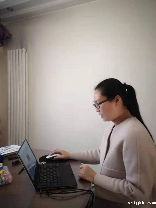 1581605865583553.jpg 8.何志蕴老师在直播上课.jpg