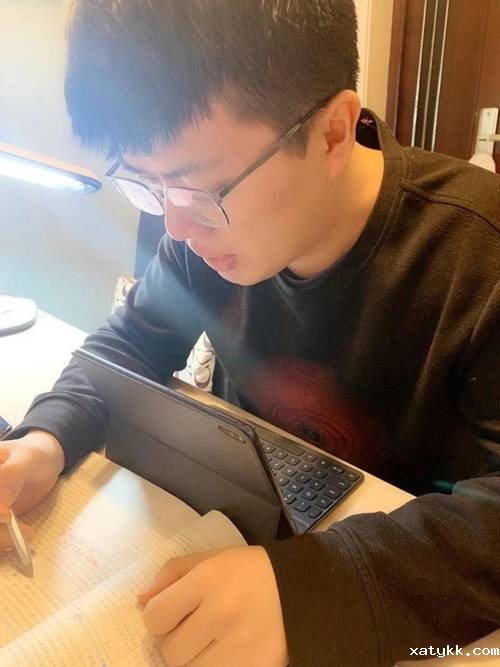 1581605950101150.jpg 12.郑玉璞老师在直播前备课.jpg