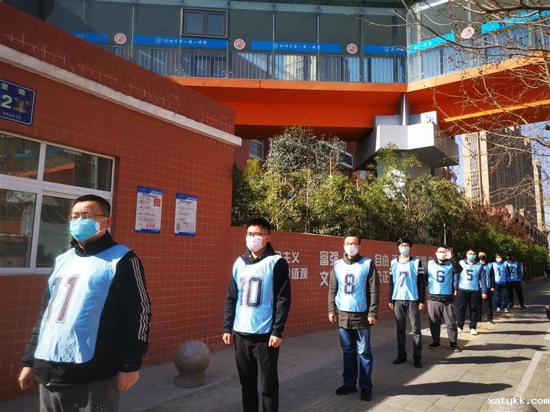 1584688252387113.jpg 5 校门口排队入校.jpg