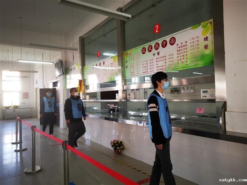 9 餐厅排队取餐.jpg