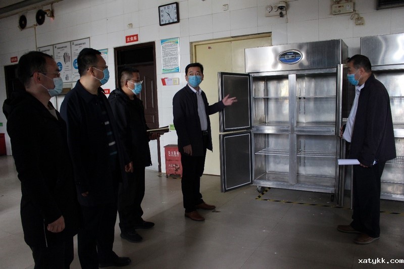 1585128051701461.jpg 9、在食堂管理人员带领下认真排查食堂设施 (复制).jpg