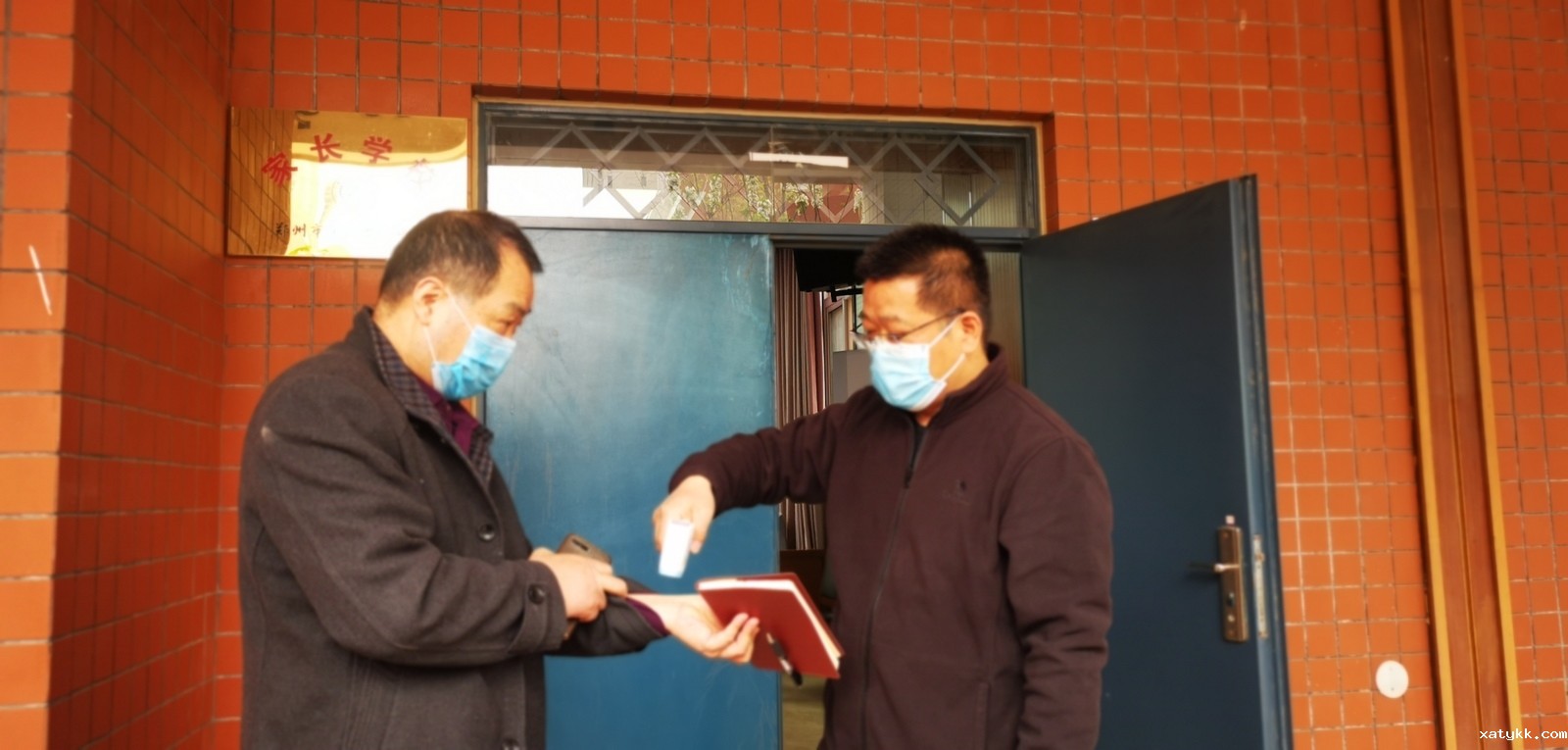 1586132281267657.jpg 1 进入会场前测量体温 (复制).jpg