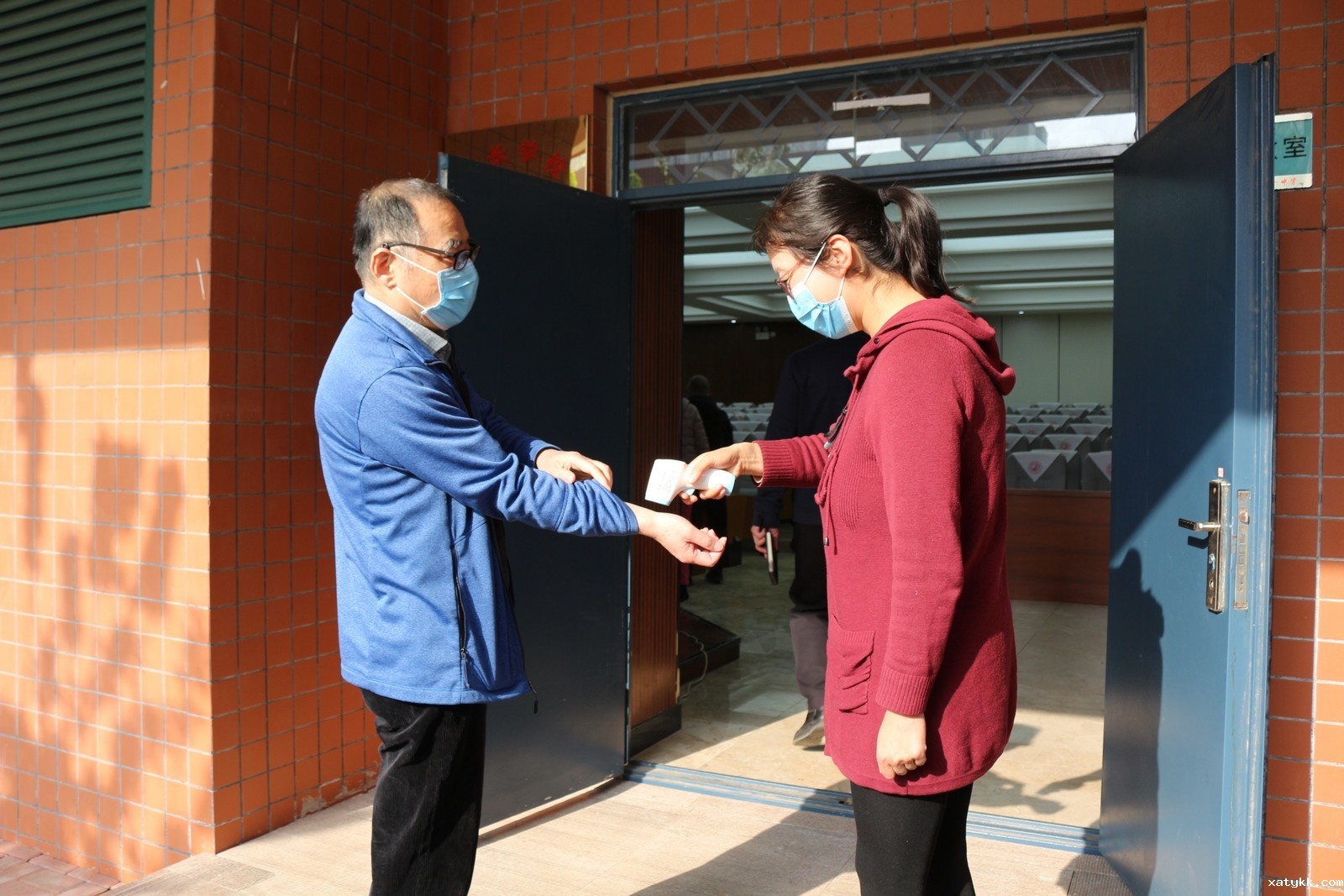 1586171942304751.jpg 1会前测量体温 (复制).JPG